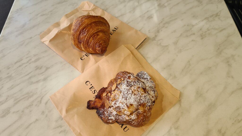 C’est Du Gâteau Croissant and Almond Croissant, placed on a napkin